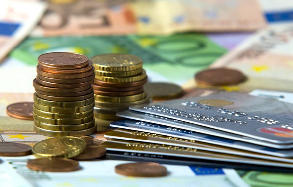 在POS機(jī)上刷卡產(chǎn)生的手續(xù)費(fèi)都給了誰(shuí)？